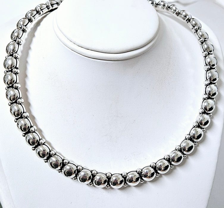 1100 Large Silver Bead Collar