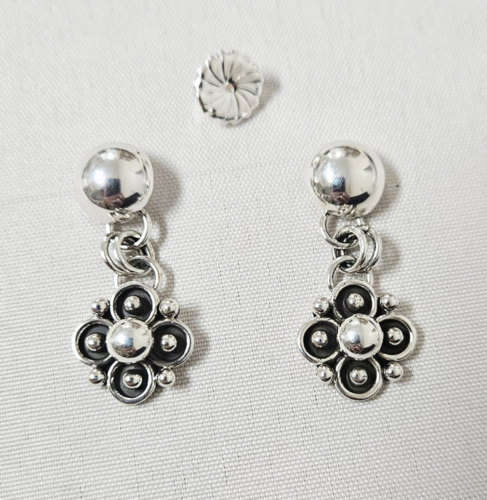 1186 Clover Dangle Post