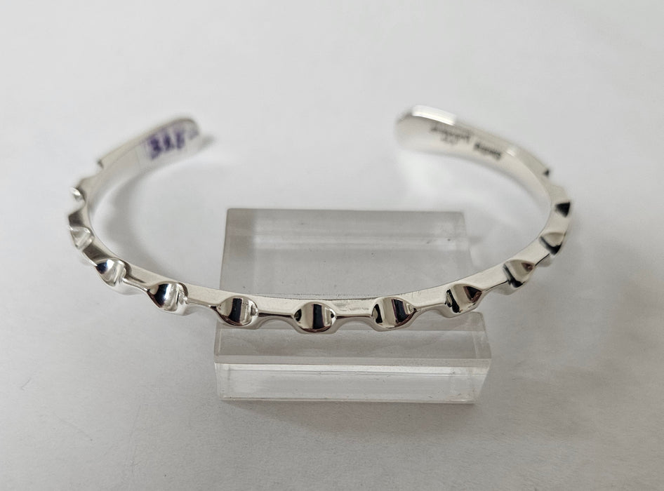 1392 Narrow 'pie crust' design silver cuff