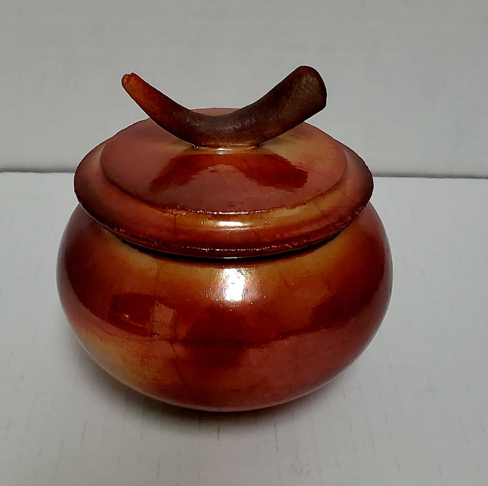 BS508 Ferric Lidded Pot