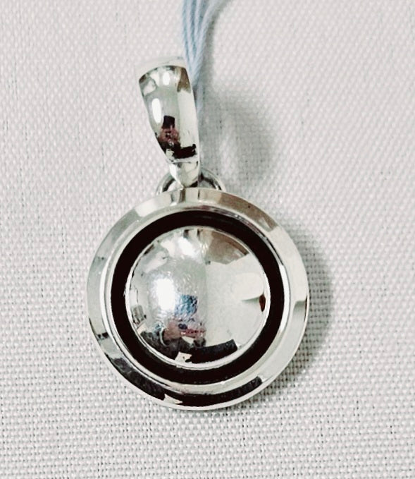 Photo of silver pendant by Artie Yellowhorse